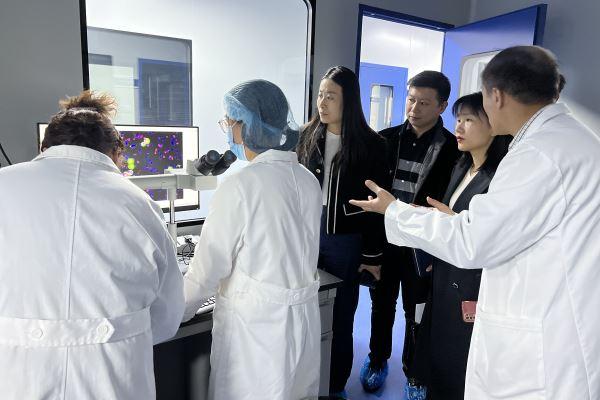 米教授为科协张主席解说yl23411永利官网生物医疗CTC手艺 米教授为科协张主席解说yl23411永利官网生物医疗CTC手艺.jpg